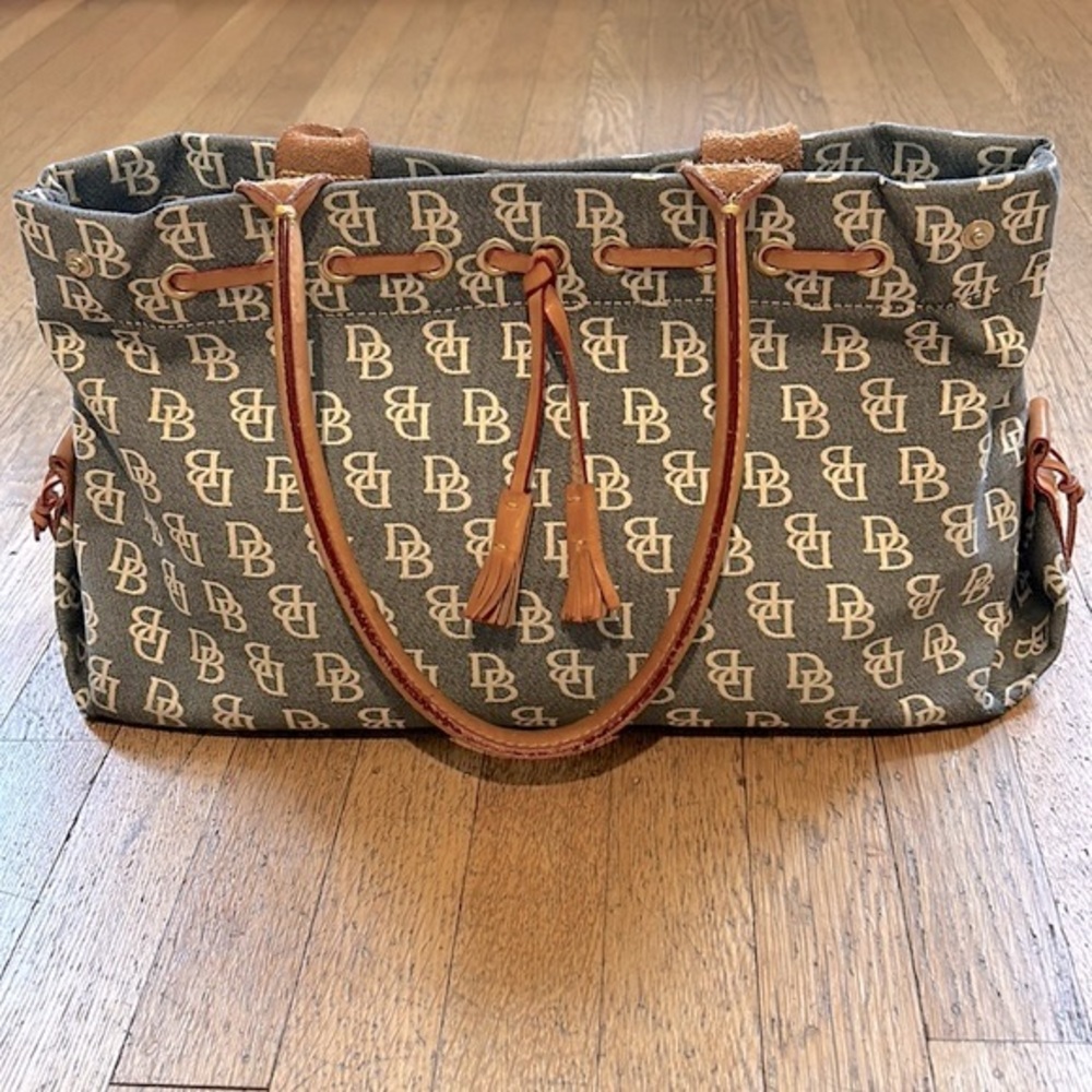 Dooney and Bourke rare Y2K bag in EUC